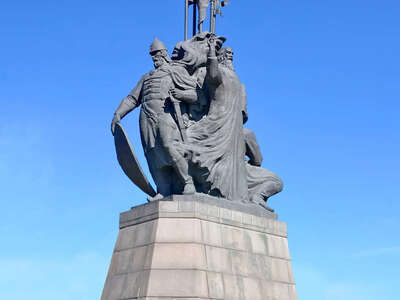 Памятник основателям города установлен на площади 400-летия города Сургут и является его визитной карточкой. Композиция символична: олицетворение идеи государственности (князь), военной силы (воевода) и воплощение образов людей, чьими руками строился город (казак-строитель), фигура священнослужителя - образ идеи православия, пришедшего вместе с царевыми людьми на землю Югры, он держит в руках икону Владимирской Богоматери. Рост человеческих фигур – 6 метров, высота памятника вместе с постаментом составляет 15 метров. На его изготовление ушло 40 тонн бронзы. Открыт 12 июня 2002 года.