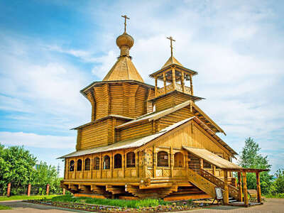 «Старый Сургут» — это историко-культурный центр, расположенный на берегу Саймы в центре города. Здесь вы найдете комплекс из 14 копийных домов, которые воссоздают атмосферу Сургута на рубеже XIX–XX веков. На территории достопримечательности регулярно проходят праздники и народные гулянья, есть выставочные площадки и кафе. В зимнее время здесь возводят ледяной парк, а в 2002 году был построен храм во имя всех святых, в земле сибирской просиявших.